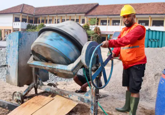 Betoneira 400l sendo usada em obra