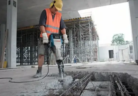 Rompendo concreto no Chão