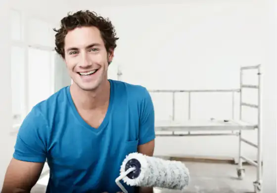 Pintor Feliz com andaime no fundo