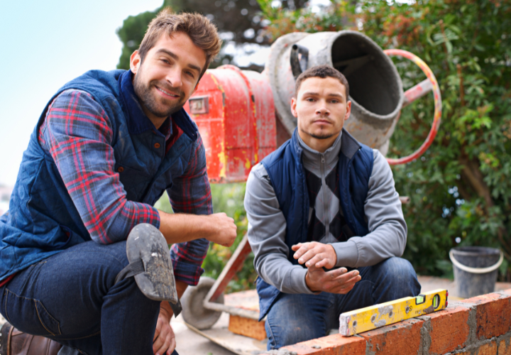 Trabalhadores em frente a uma betoneira 400L