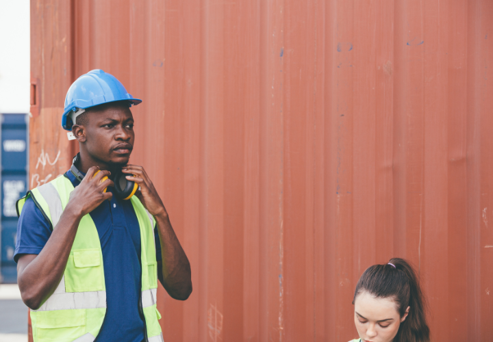 Container Almoxarifado para Obras com Trabalhador da Construção Civil