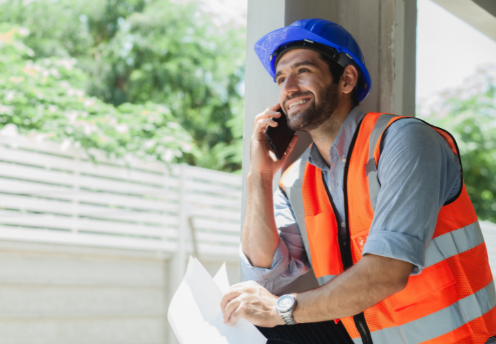 engenheiro ligando para pedir aluguel de equipamentos para uma locadora de equipamentos para obra