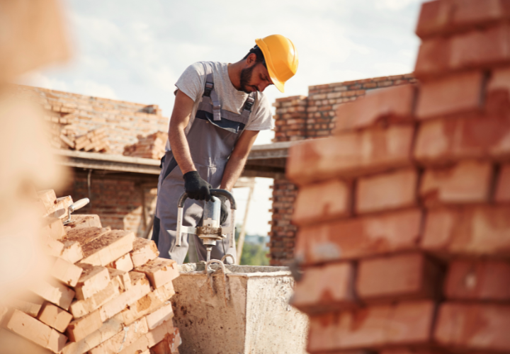 Construtor usando ferramenta em construção