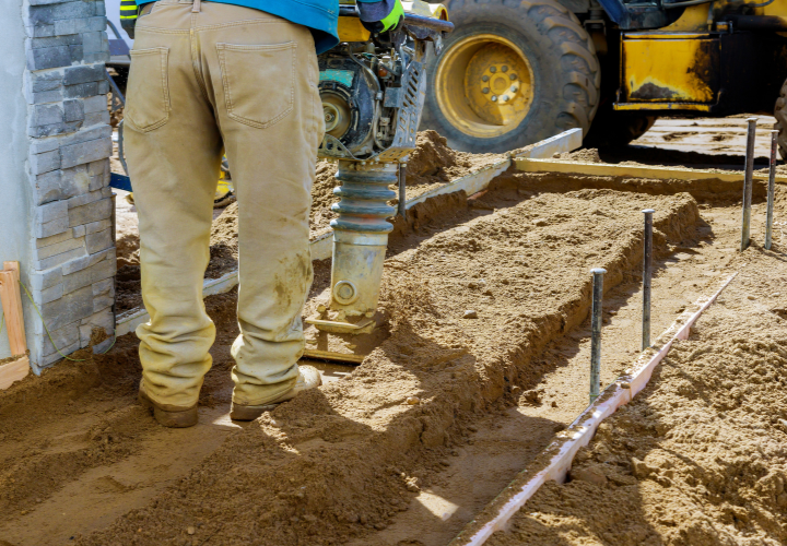 Operador de Máquina para Obras usando compactador de solo