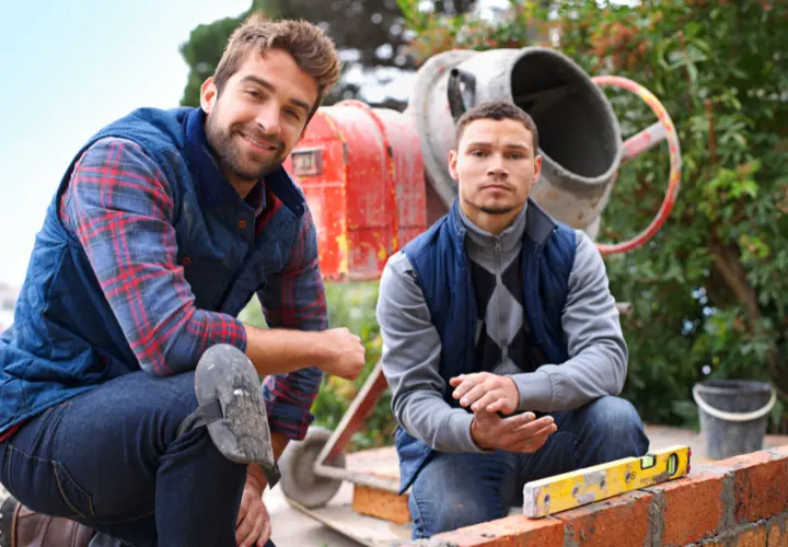 Dois Construtores em Equipamento para Reforma e Construção no fundo