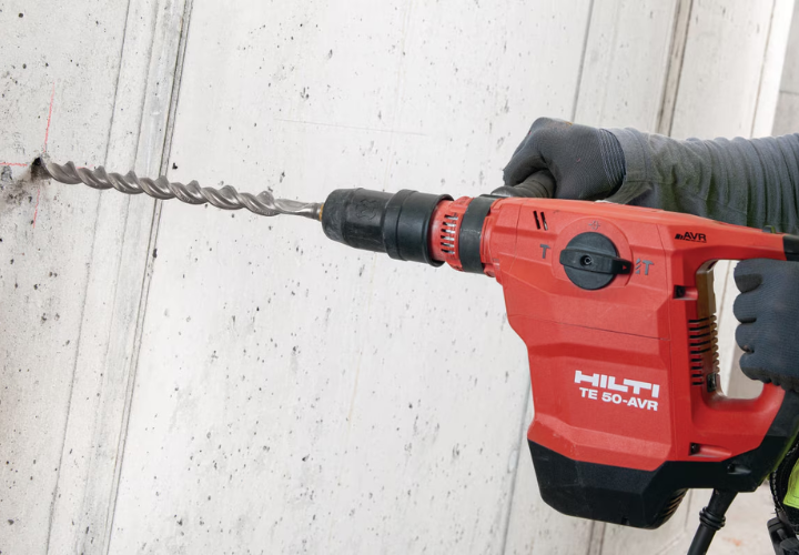 Martelete HILTI 5Kg Rotativo perfurando parede. Locadora de Equipamentos para Obra