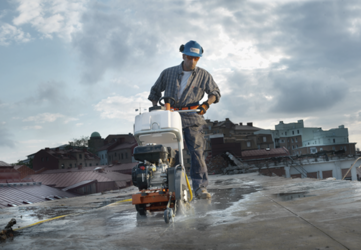 Operador utilizando Serra Clipper Husqvarna