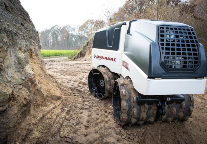 Compactador a controle remoto sendo utilizado em obra