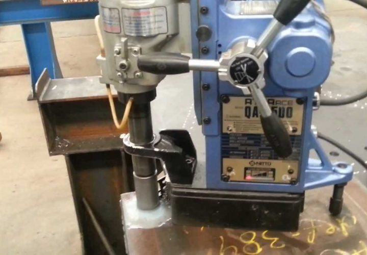 Furadeira magnética industrial sendo usada
