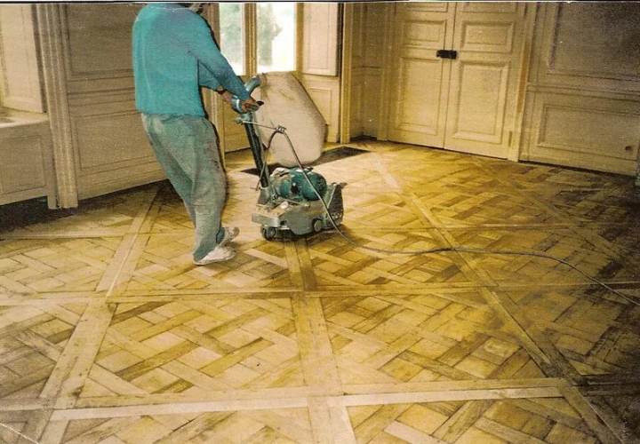 Raspagem de Tacos de Madeira no Chão