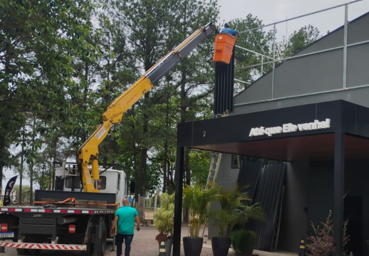 Serviço de Munck com Cesto Aéreo