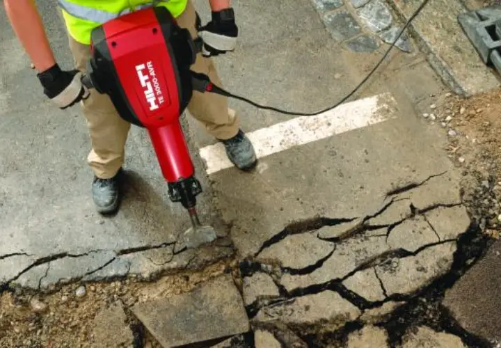 Aluguel de Britadeira Quebrando Asfalto