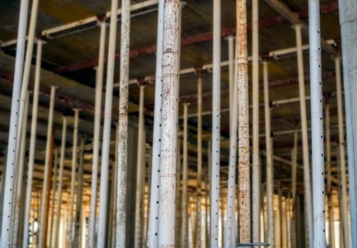 Escoras em Obra de Grande Porte